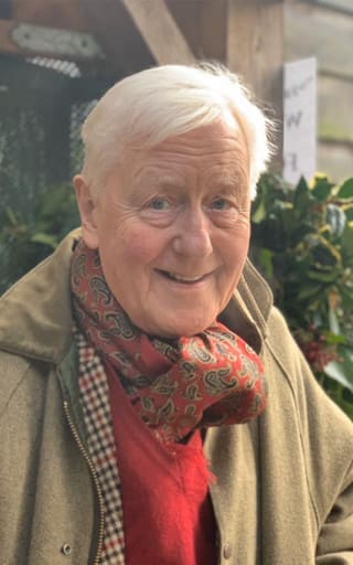 Buena criadora, 20 años menor y no escorpiana: los llamativos requisitos de un multimillonario de 79 años que busca pareja en línea