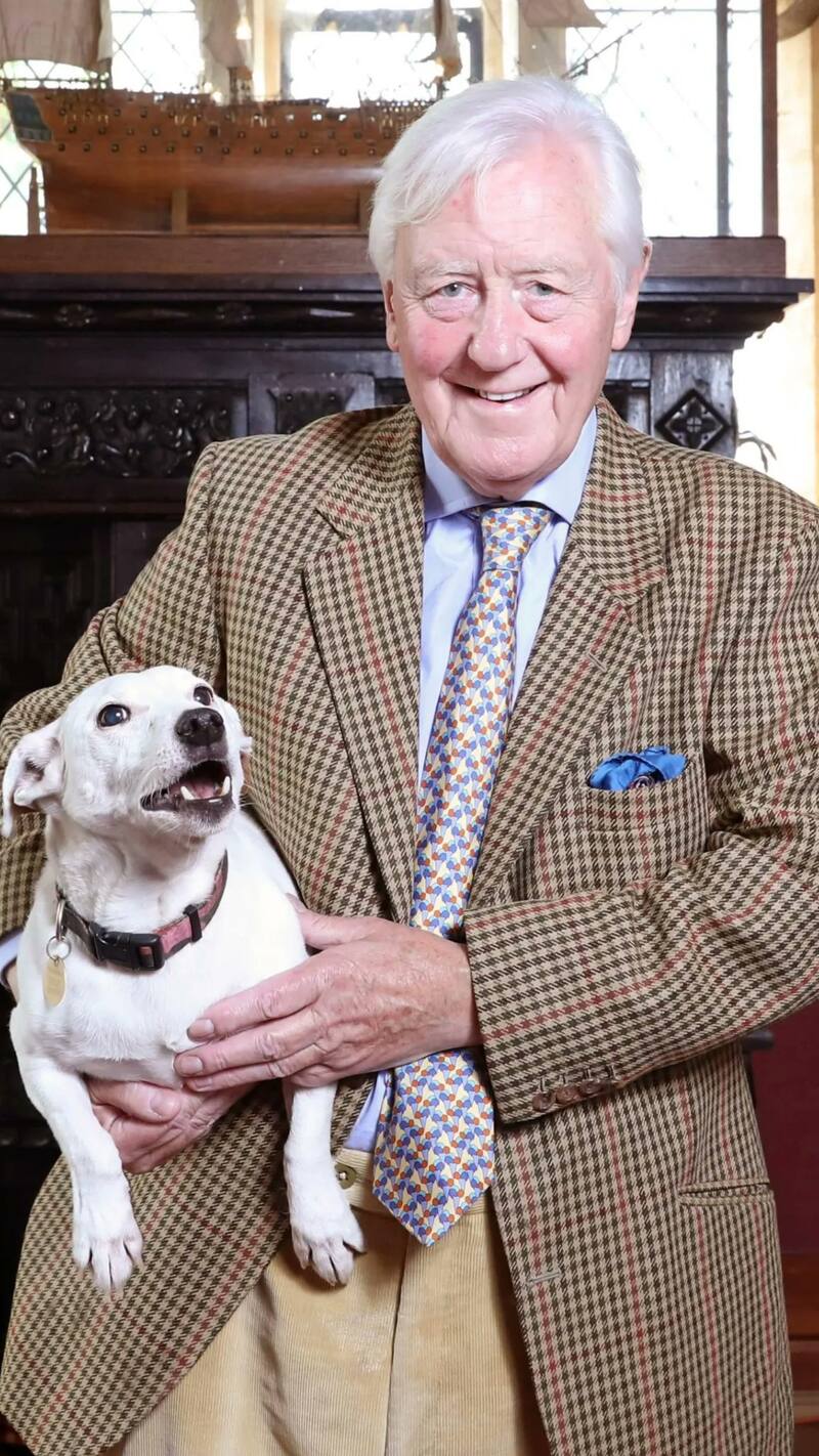 Benjamín Slade, un aristócrata británico de 79 años, busca pareja para conceder un hijo varón que herede su apellido y fortuna.