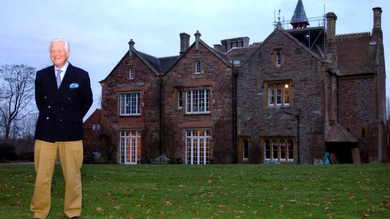 Benjamín Slade, un aristócrata británico de 79 años, busca pareja para conceder un hijo varón que herede su apellido y fortuna.