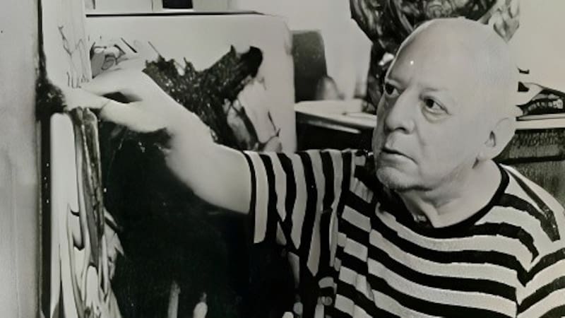 Las psicografías de Benjamín Solari Parravicini utilizan un lenguaje simbólico y ambiguo que permite interpretaciones retroactivas, pero no contienen referencias científicas verificables sobre vacíos cósmicos ni mediciones astronómicas. Fuente: archivo