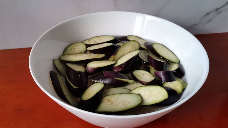 Trozar y salar las berenjenas es un plazo clave. Fuente: Shutterstock.