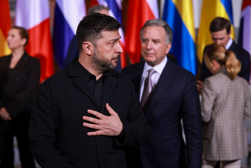 La caída en el precio del crudo llega tras una ronda de negociaciones de paz en Alemania.