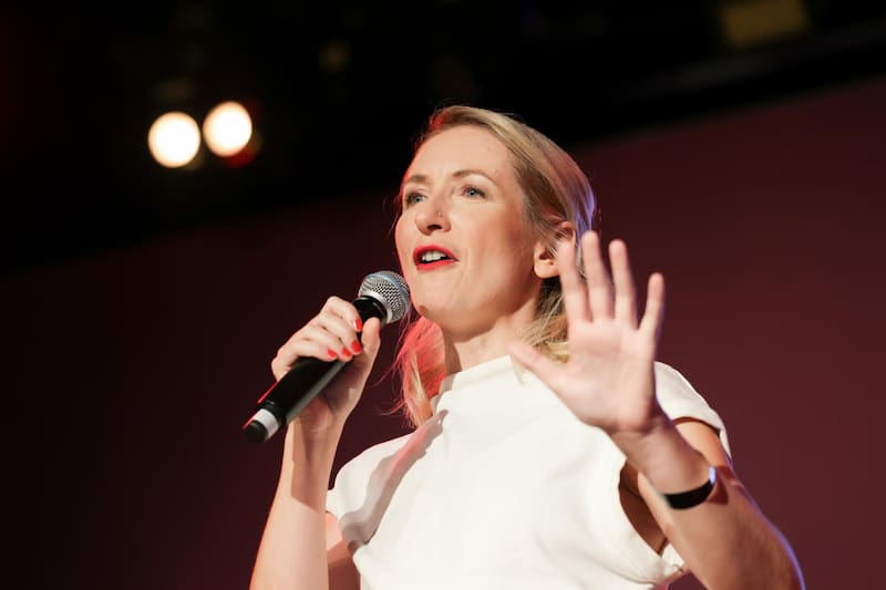 Ines Schwerdtner, copresidenta de Die Linke, brinda un discurso tras las elecciones regionales de Berlín, Alemania.
Foto: EFE
