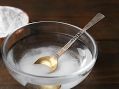 Mezclar bicarbonato con sal gruesa y agua caliente: para qué sirve y por qué se recomienda esta combinación