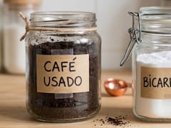 Mezclar café usado con bicarbonato en un frasco: para qué sirve y por qué lo recomiendan