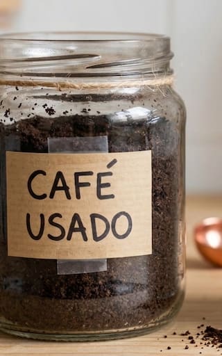 Mezclar café usado con bicarbonato en un frasco: para qué sirve y por qué lo recomiendan
