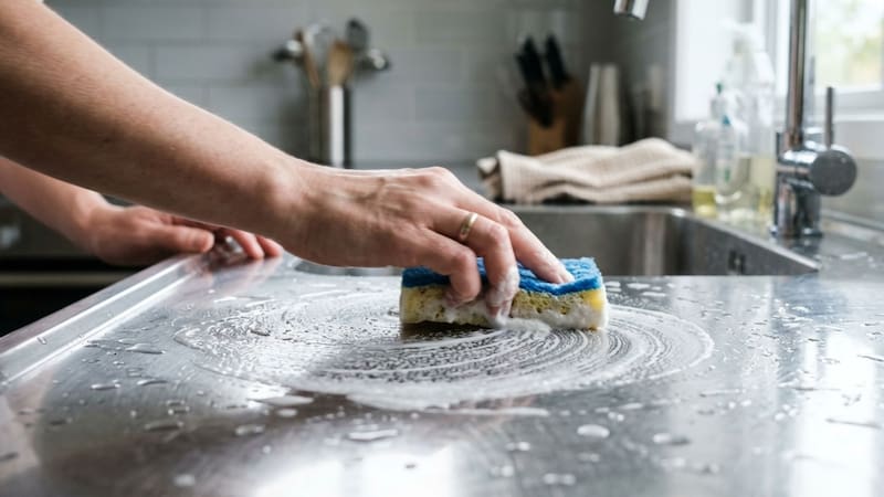 Mezclar bicarbonato con una pizca de agua: para qué sirve y en qué momento utilizarlo.