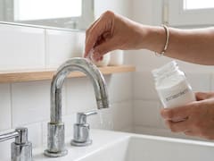Poner bicarbonato sobre las canillas y grifos de la casa: para qué sirve y cuáles son sus beneficios
