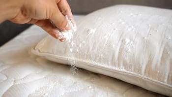Tirar bicarbonato de sodio sobre el colchón y las almohadas: por qué lo recomiendan y para qué se usa