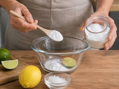 Mezclar limón y sal con bicarbonato blanco: por qué recomiendan hacerlo y para qué sirve
