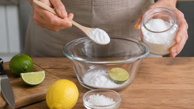 Mezclar limón y sal con bicarbonato blanco: por qué recomiendan hacerlo y para qué sirve