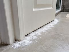 Poner bicarbonato de sodio alrededor de la puerta del baño: para qué sirve y por qué lo recomiendan