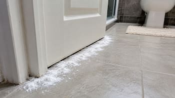 Poner bicarbonato de sodio alrededor de la puerta del baño: para qué sirve y por qué lo recomiendan