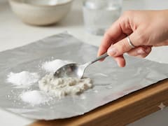 Mezclar bicarbonato de sodio, sal y agua en papel de aluminio: para qué sirve y por qué se recomienda