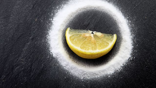 Por qué recomiendan mezclar bicarbonato de sodio con jugo de limón y para qué sirve