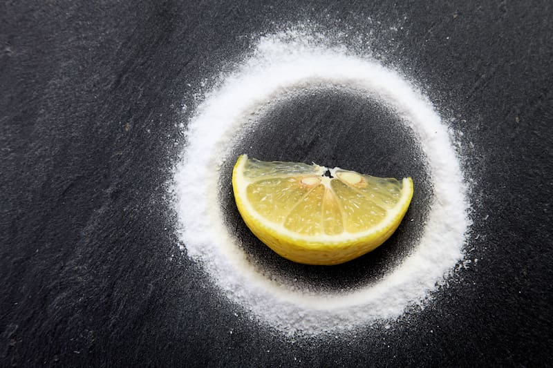 El bicarbonato de sodio y el limón son dos grandes aliados para las rutinas de limpieza.