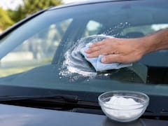 Poner bicarbonato de sodio en el parabrisas del auto: para qué sirve y por qué lo recomiendan