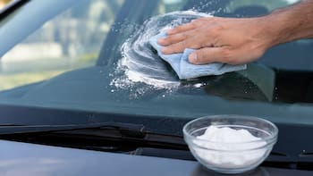 Poner bicarbonato de sodio en el parabrisas del auto: para qué sirve y por qué lo recomiendan