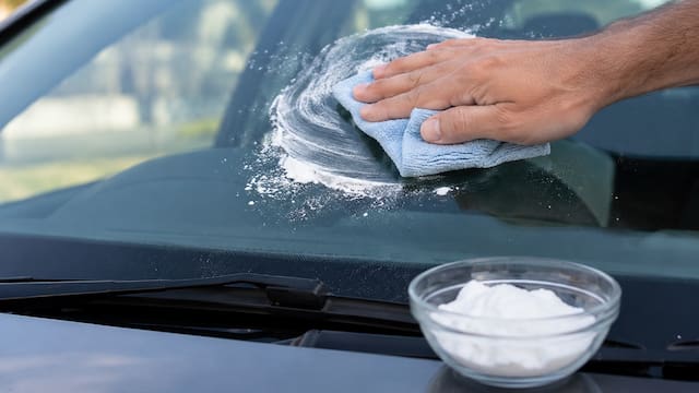 Poner bicarbonato de sodio en el parabrisas del auto: para qué sirve y por qué lo recomiendan