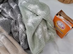 Tirar bicarbonato de sodio sobre toallas y toallones: por qué lo recomiendan tanto y para qué sirve