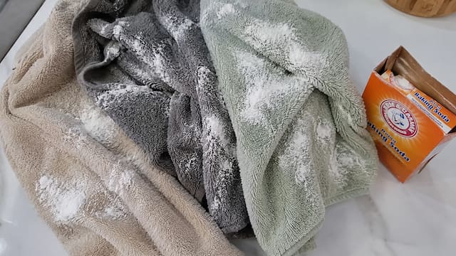 Tirar bicarbonato de sodio sobre toallas y toallones: por qué lo recomiendan tanto y para qué sirve