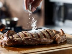 Poner bicarbonato de sodio encima de la carne asada: para qué sirve y por qué recomiendan hacerlo