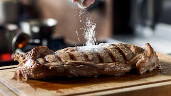 Poner bicarbonato de sodio encima de la carne asada: para qué sirve y por qué recomiendan hacerlo