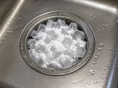 Colocar hielo y bicarbonato de sodio en el triturador del fregadero: para qué sirve y cuáles son los beneficios