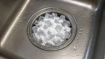 Colocar hielo y bicarbonato de sodio en el triturador del fregadero: para qué sirve y cuáles son los beneficios