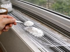 Poner bicarbonato de sodio con una cuchara y papel film en los rieles de la ventana: para qué sirve y por qué lo recomiendan