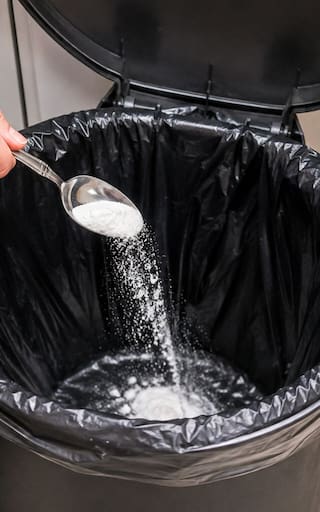 Poner bicarbonato en el fondo del tacho de basura: para qué sirve y por qué lo recomiendan