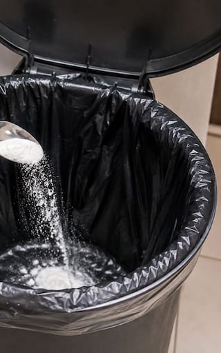 Poner bicarbonato en el fondo del tacho de basura: por qué lo recomiendan y para qué sirve