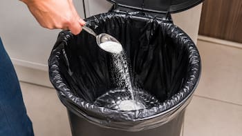 Poner bicarbonato en el fondo del tacho de basura: por qué lo recomiendan y para qué sirve
