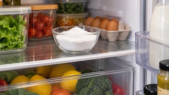 Colocar un recipiente con bicarbonato en la heladera: para qué sirve y por qué recomiendan hacerlo