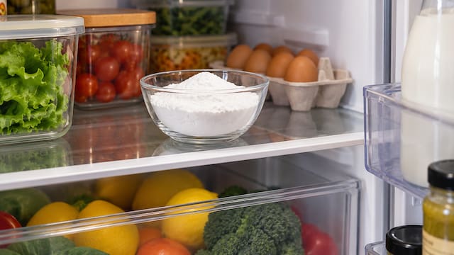 Colocar un recipiente con bicarbonato en la heladera: para qué sirve y por qué recomiendan hacerlo