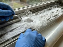 Colocar bicarbonato en los rieles de la ventana: para qué sirve y por qué lo recomiendan los expertos en limpieza