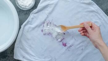 Bicarbonato para ropa blanca: así puedes usarlo para quitar manchas y recuperar el brillo de las prendas