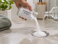Poner bicarbonato y vinagre en el desagüe del baño: para qué sirve y por qué recomiendan hacerlo