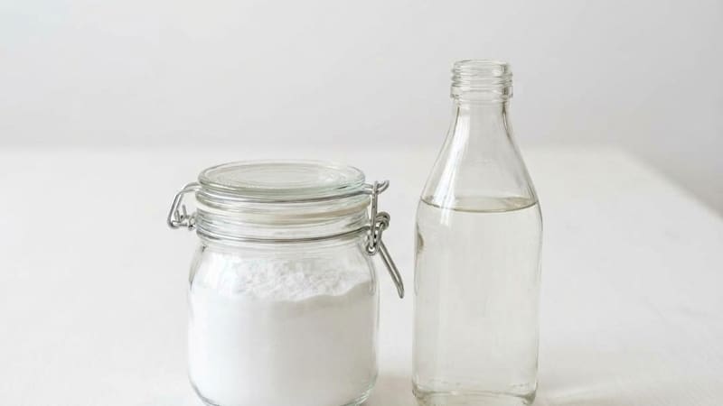 Mezclar vinagre con bicarbonato de sodio para limpiar la casa: por qué no siempre funciona esta preparación.
