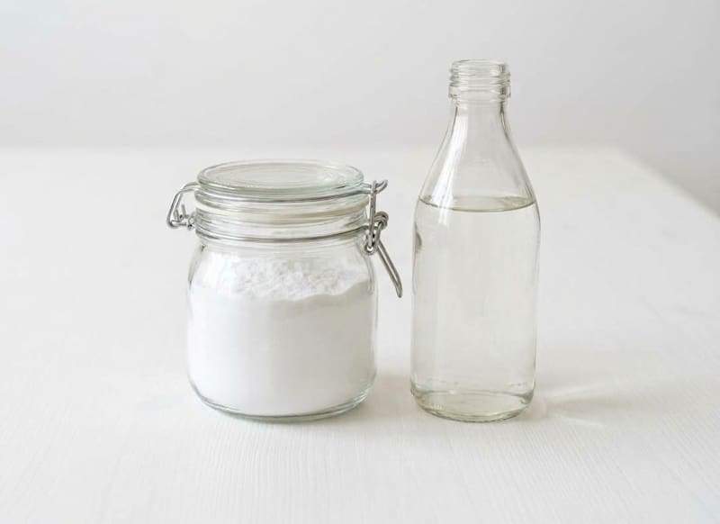 Bicarbonato de sodio y vinagre blanco.