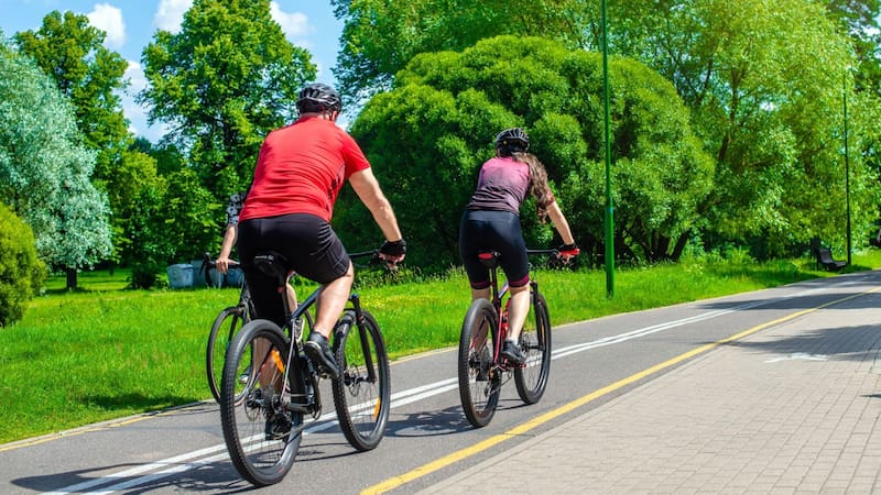 Personas en bicicleta.