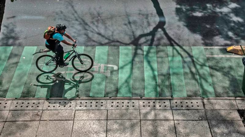 El Gobierno cambia las carreteras: podrán quitar espacio a los coches para las bicicletas