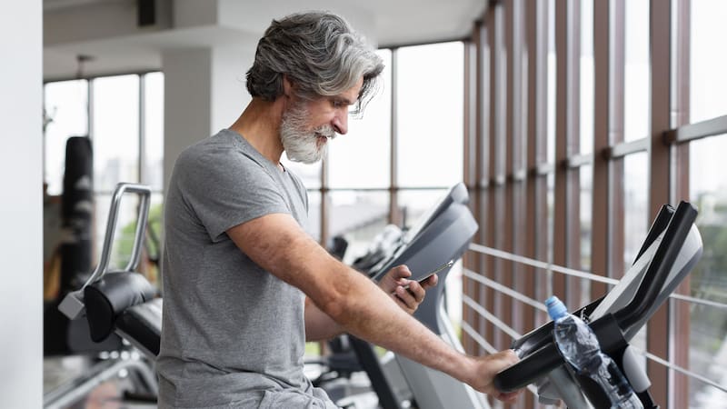 Los problemas de rodilla, especialmente la artrosis, suelen manifestarse alrededor de los 50 años, aunque el inicio del desgaste puede comenzar incluso desde (o antes de) los 40. Foto: Pexels.