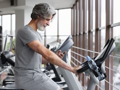 Ni caminar, ni andar en bicicleta: el ejercicio sencillo y práctico que protege las rodillas de los adultos mayores