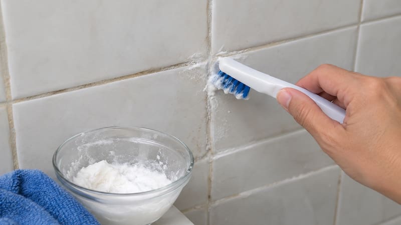 El bicarbonato de sodio mezclado con agua puede ayudar a remover la suciedad acumulada en las juntas de los azulejos del baño.
