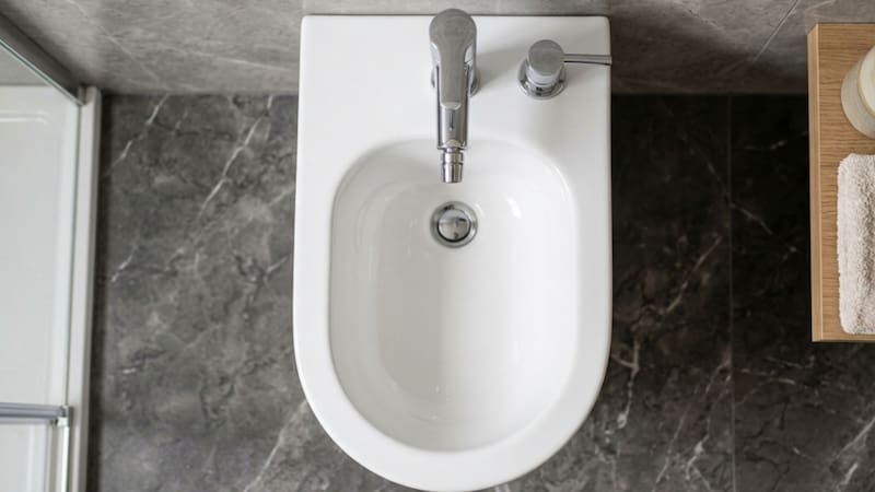 Ni vinagre ni bicarbonato: la forma ideal de sacar el sarro del bidet y evitar reducir la presión.