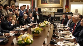 Un nuevo decreto de Milei bloquea el acceso de China al Estado argentino con “timing” trumpista