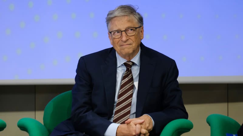 Bill Gates no plantea que se deba renunciar a la inteligencia artificial, sino que insiste en la necesidad de gestionar su desarrollo.
