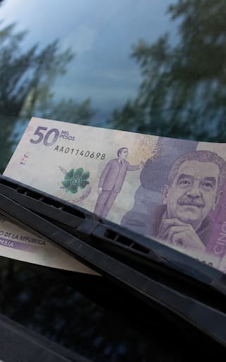 Qué significa encontrar un billete en el parabrisas del coche y por qué es fundamental saber cómo actuar