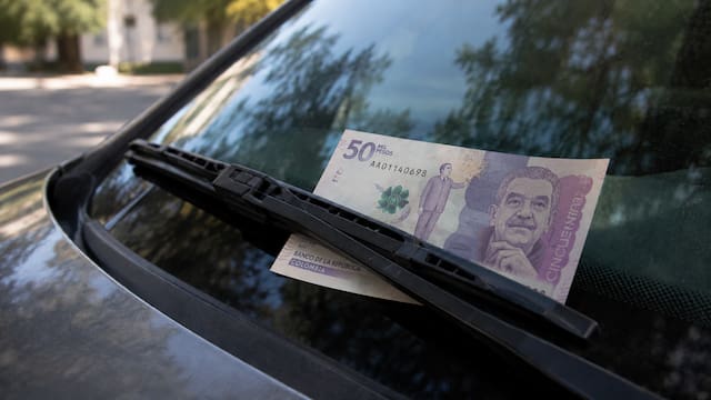 Qué significa encontrar un billete en el parabrisas del coche y por qué es fundamental saber cómo actuar